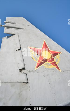 Detail eines roten Sterns am Heck eines MIG-29-Kampfjets, der neben dem Museum geparkt ist. Im Militärhistorischen Museum der Streitkräfte der Repub Stockfoto