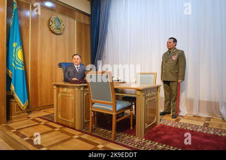 Eine Erholung, Diorama, Figur des Präsidenten Nursultan Nasarbajew, der ein Dekret für ein militärisches Establishment unterzeichnete, 7. März 1992. An der Militärhistorischen Mu Stockfoto