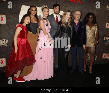 27. Oktober 2022, New York City, New York, USA: Schauspieler SERRANA SU-LING BLISS, ABBIE HERN, MILLIE BOBBY BROWN, HENRY CAVILL, HANNAH DODD, HARRY BRADBEER, und SUSAN WOKOMA an der Weltpremiere von Netflixâ €™s â €˜Enola Holmes 2â €™ im Pariser Theater statt. (Bild: © Nancy Kaserman/ZUMA Press Wire) Stockfoto