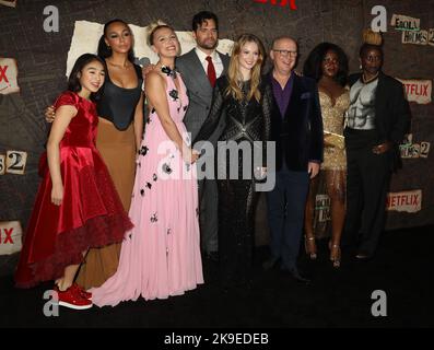 27. Oktober 2022, New York City, New York, USA: Schauspieler SERRANA SU-LING BLISS, ABBIE HERN, MILLIE BOBBY BROWN, HENRY CAVILL, HANNAH DODD, HARRY BRADBEER, SUSAN WOKOMA und SHARON DUNCAN-BREWSTER an der Weltpremiere von Netflixâ €™s â €˜Enola Holmes 2â €™ statt am Pariser Theater. (Bild: © Nancy Kaserman/ZUMA Press Wire) Stockfoto