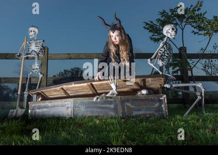 Bartlemy, Cork, Irland. 27.. Oktober 2022. Katie Barry ist angezogen, als Maleficent einen Sarg auscheckt, während sie sich auf das halloween-Wochenende in Bartlemy, Co. Cork, Irland, vorbereitet. - Credit; David Creedon / Alamy Live News Stockfoto