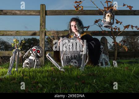 Bartlemy, Cork, Irland. 27.. Oktober 2022.Shauna Morrissey hockt hinter einem Grabstein, als sie sich auf das halloween-Wochenende in Bartlemy, Co. Cork, Irland, vorbereitet. - Credit; David Creedon / Alamy Live News Stockfoto