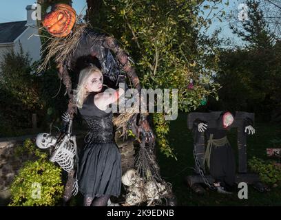 Bartlemy, Cork, Irland. 27.. Oktober 2022. Ellysa Thornhill mit einem riesigen Halloween-Display in einem Garten in der Nähe von Bartlemy, Co. Cork, Irland. - Credit; David Creedon / Alamy Live News Stockfoto