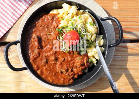 Gulasch mit Spätzle in einer Pfanne Stockfoto
