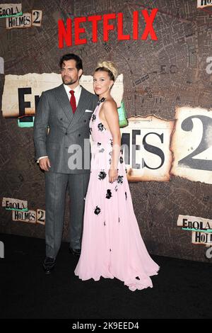 New York, NY, USA. 27. Oktober 2022. Henry Cavill, Millie Bobby Brown bei der Ankunft für ENOLA HOLMES 2 Premiere, The Paris Theatre, New York, NY 27. Oktober 2022. Kredit: Kristin Callahan/Everett Collection/Alamy Live Nachrichten Stockfoto