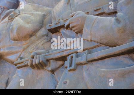 Ein detaillierter Blick auf einen bronzenen Fries eines Maschinengewehrlaufes, der von einem kasachischen Soldaten während des Großen Vaterländischen Krieges, des Zweiten Weltkriegs, verwendet wurde. Bei den Verteidigern von Stockfoto