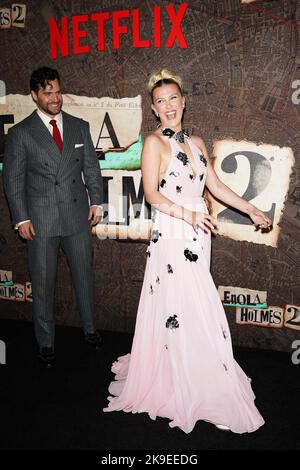 New York, NY, USA. 27. Oktober 2022. Henry Cavill, Millie Bobby Brown bei der Ankunft für ENOLA HOLMES 2 Premiere, The Paris Theatre, New York, NY 27. Oktober 2022. Kredit: Kristin Callahan/Everett Collection/Alamy Live Nachrichten Stockfoto