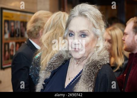 Hamburg, Deutschland. 27. Oktober 2022. Doris Kunstmann, Schauspielerin, kommt zur Gala-Premiere anlässlich der neuen Saison des Varieté im Hansa Theater. Quelle: Georg Wendt/dpa/Alamy Live News Stockfoto