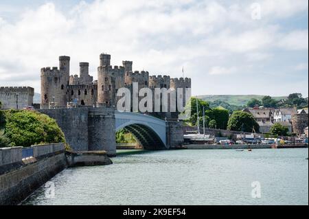 Conwy, UK- 16. Juli 2022: Die Brücke vor dem Conwy Castle im Dorf Conwy, Northern Wales. Stockfoto