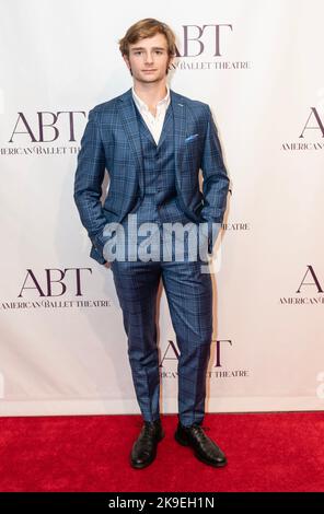 New York, USA. 27. Oktober 2022. Aran Bell nimmt am 27. Oktober 2022 an der Herbst-Gala des American Ballet Theatre im David Koch Theatre im Lincoln Center in New York Teil. (Foto von Lev Radin/Sipa USA) Quelle: SIPA USA/Alamy Live News Stockfoto