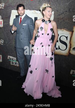New York, NY, USA. 27. Oktober 2022. Henry Cavill und Millie Bobby Brown bei der Uraufführung von Netflix's Enola Holmes 2 am 27. Oktober 2022 im Pariser Theater in New York City. Quelle: Rw/Media Punch/Alamy Live News Stockfoto