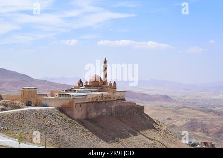 Blick auf den Ishak Pasha Palast in Dogubayazit, Agri, Türkei. Erbaut im 18.. Jahrhundert. Foto aufgenommen im September 2022. Stockfoto