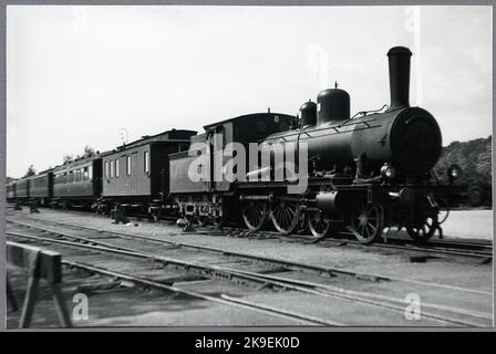 Stockholm - Nynäs Railway, SNJ Lok 5 mit Personenzug. Stockfoto