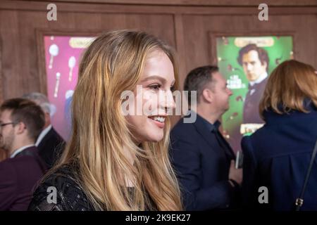 New York, USA . 27. Oktober 2022. NEW YORK, NEW YORK - 27. OKTOBER: Hannah Dodd nimmt am 27. Oktober 2022 in New York City an Netflix's "Enola Holmes 2"-Uraufführung im Pariser Theater Teil. Kredit: Ron Adar/Alamy Live Nachrichten Stockfoto