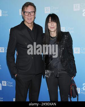 Los Angeles, USA. 27. Oktober 2022. (L-R) Dr. Lawrence Piro und Wendy Goldstein kommen zur Spirit OF LIFE Gala 2022 der Stadt der Hoffnung, die am Donnerstag, den 27. Oktober 2022, im Pacific Design Center in West Hollywood, CA, abgehalten wird. (Foto: Sthanlee B. Mirador/Sipa USA) Quelle: SIPA USA/Alamy Live News Stockfoto