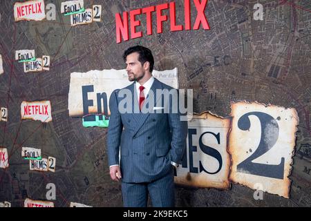 New York, USA . 27. Oktober 2022. NEW YORK, NEW YORK - 27. OKTOBER: Henry Cavill nimmt am 27. Oktober 2022 in New York City an Netflix's "Enola Holmes 2"-Uraufführung im Pariser Theater Teil. Kredit: Ron Adar/Alamy Live Nachrichten Stockfoto