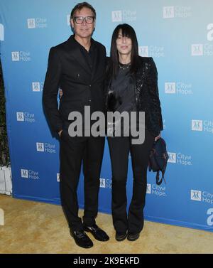 Los Angeles, USA. 27. Oktober 2022. (L-R) Dr. Lawrence Piro und Wendy Goldstein kommen zur Spirit OF LIFE Gala 2022 der Stadt der Hoffnung, die am Donnerstag, den 27. Oktober 2022, im Pacific Design Center in West Hollywood, CA, abgehalten wird. (Foto: Sthanlee B. Mirador/Sipa USA) Quelle: SIPA USA/Alamy Live News Stockfoto