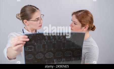 Ärztin erklärt der Patientin die mrt der inneren Organe. Stockfoto