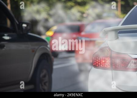 Luftverschmutzung durch Abgas-Rauch-Verkehr in der Stadt. Reduzierung der Verschmutzung durch die globale Erwärmung und des Kohlendioxids durch die Verbrennung von Motoren. Stockfoto