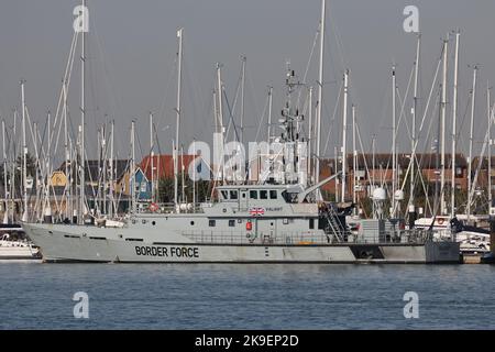 Der britische Border Force Cutter HMC VALIANT vertäute in Haslar Marina, Gosport an der Südküste Stockfoto