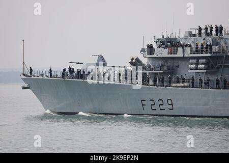 Die Besatzung steht auf den Decks der Royal Navy Fregatte HMS LANCASTER, die im Nahen Osten eingesetzt wird Stockfoto