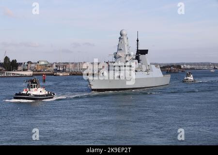 Schlepper eskortieren den Zerstörer HMS DUNCAN vom Typ 45 der Royal Navy aus dem Hafen Stockfoto