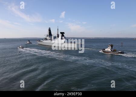 Schlepper und der Pilot der Admiralität begleiten den Zerstörer HMS DUNCAN vom Typ 45 der Royal Navy in den Solent Stockfoto