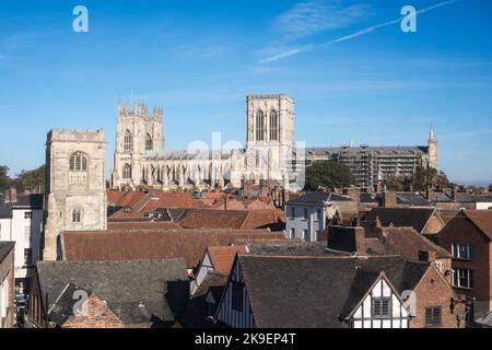 Die Südfassade des York Minster über den Dächern von York City, North Yorkshire, England, façade Stockfoto