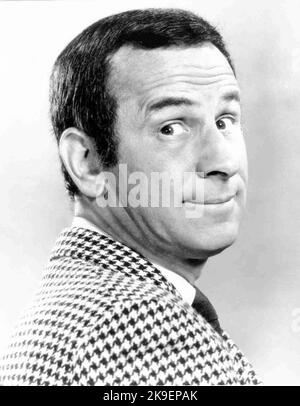 DON ADAMS in GET SMART (1965), Regie: GARY NELSON, DON ADAMS und BRUCE BILSON. Kredit: CBS TV/NBC/Album Stockfoto