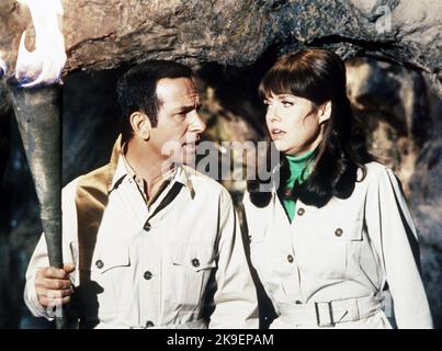 BARBARA FELDON und DON ADAMS in GET SMART (1965), Regie: GARY NELSON, DON ADAMS und BRUCE BILSON. Kredit: CBS TV/NBC/Album Stockfoto