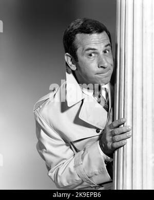 DON ADAMS in GET SMART (1965), Regie: GARY NELSON, DON ADAMS und BRUCE BILSON. Kredit: CBS TV/NBC/Album Stockfoto