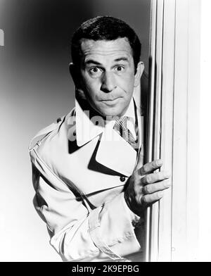 DON ADAMS in GET SMART (1965), Regie: GARY NELSON, DON ADAMS und BRUCE BILSON. Kredit: CBS TV/NBC/Album Stockfoto
