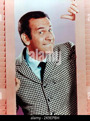 DON ADAMS in GET SMART (1965), Regie: GARY NELSON, DON ADAMS und BRUCE BILSON. Kredit: CBS TV/NBC/Album Stockfoto