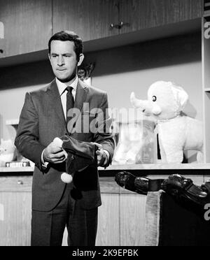 DON ADAMS in GET SMART (1965), Regie: GARY NELSON, DON ADAMS und BRUCE BILSON. Kredit: CBS TV/NBC/Album Stockfoto