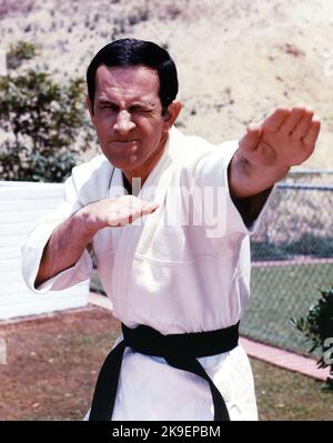 DON ADAMS in GET SMART (1965), Regie: GARY NELSON, DON ADAMS und BRUCE BILSON. Kredit: CBS TV/NBC/Album Stockfoto