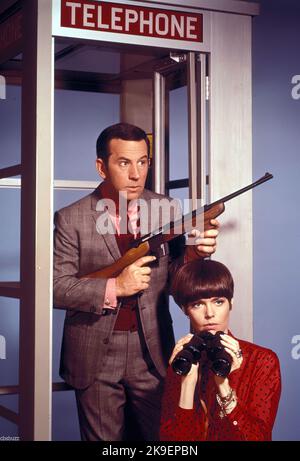 BARBARA FELDON und DON ADAMS in GET SMART (1965), Regie: GARY NELSON, DON ADAMS und BRUCE BILSON. Kredit: CBS TV/NBC/Album Stockfoto