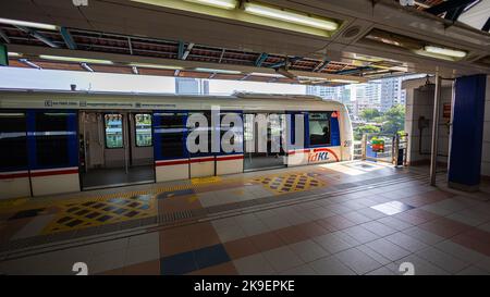 Kuala Lumpur, Malaysia - 21. August 2022: Zug des öffentlichen Nahverkehrssystems Rapid KL auf dem Bahnsteig des asiatischen Jaya-Bahnhofs. Bahntrac Stockfoto