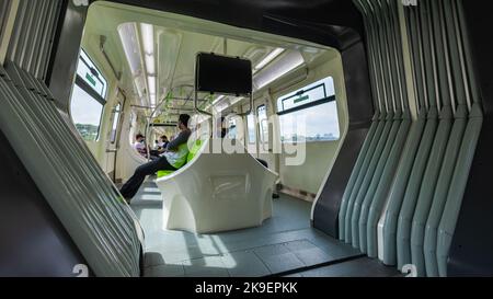 Kuala Lumpur, Malaysia - 21. August 2022: In einem Monorail-Zug des öffentlichen Nahverkehrs der malaysischen Hauptstadt. Modernes Transportsystem der R Stockfoto