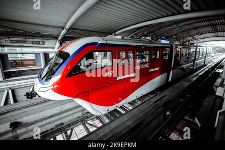 Kuala Lumpur, Malaysia - 21. August 2022: Der Monorail-Zug am Bahnsteig des Bahnhofs Bukit Bintang. Die Monorail-Linie von KL wurde als Teil betrieben Stockfoto