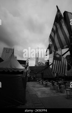 Kuala Lumpur, Malaysia - 21. August 2022: Die neue malaysische Ikone und Wahrzeichen, der Merdeka 118 oder KL 118 Tower. Malaysia Flagge im Vordergrund. Stadtbild Stockfoto