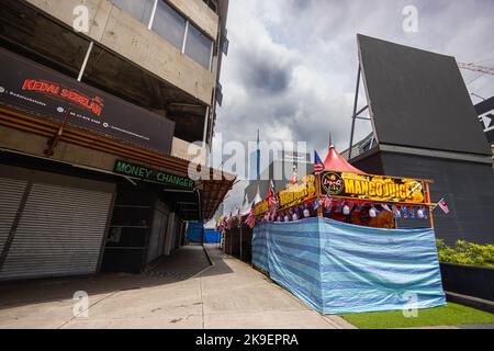 Kuala Lumpur, Malaysia - 21. August 2022: Die neue malaysische Ikone und Wahrzeichen, der Merdeka 118 oder KL 118 Tower. Malaysia Flagge im Vordergrund. Stadtbild Stockfoto