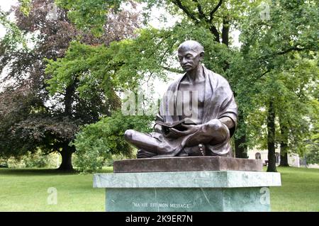 Genf, Schweiz - 26. Juli 2011: Statue von Mahatma Gandhi im Ariana Park in der Nähe des Palais des Nations. Stockfoto