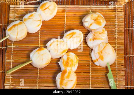 Japanisches Jakobsmuschelfleisch in einem lokalen Fischrestaurant in Osaka, Japan Stockfoto