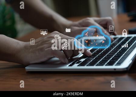 Cloud Computing digitale Technologie Internet-Storage-Netzwerk Big Data-System online.Hand mit Laptop virtuelle Symbol. Stockfoto