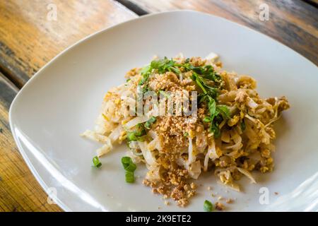 Ein Teller Pad thai in einem thailändischen Restaurant in Iloilo City, Philppines Stockfoto