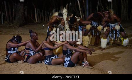 Die Shangaan-Gesangs- und Tanzvorstellung für Touristen, die in Hippo Hollow in der Provinz Mpumalanga übernachten Stockfoto