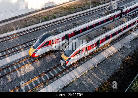 Eine Luftaufnahme der Diesel-Elektroflotte der Hitach Azuma mit Hochgeschwindigkeitszügen im LNER-Wartungsdepot in Doncaster Stockfoto