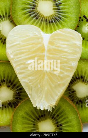 Pomelo auf Scheiben von Kiwi-Früchten schneiden Stockfoto