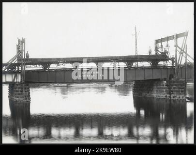 Austausch der Brückenspannweite auf der Eisenbahnbrücke über Klarälvens östlichen Zweig in Karlstad. Staatsbahnen, SJ 20765, Güterwagen 20865 geöffnet. Stockfoto
