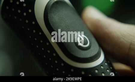 Ein-/aus-Taste ein Fingerdruck auf ein-/aus-Taste, Energie- und Technologiekonzept Stockfoto